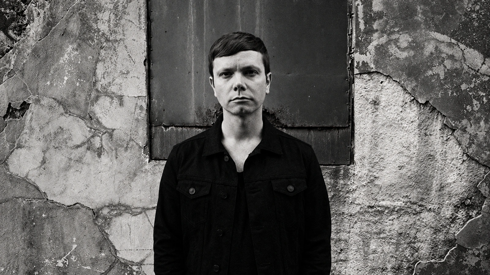 Roberto Crippa standing beside a textured concrete wall.