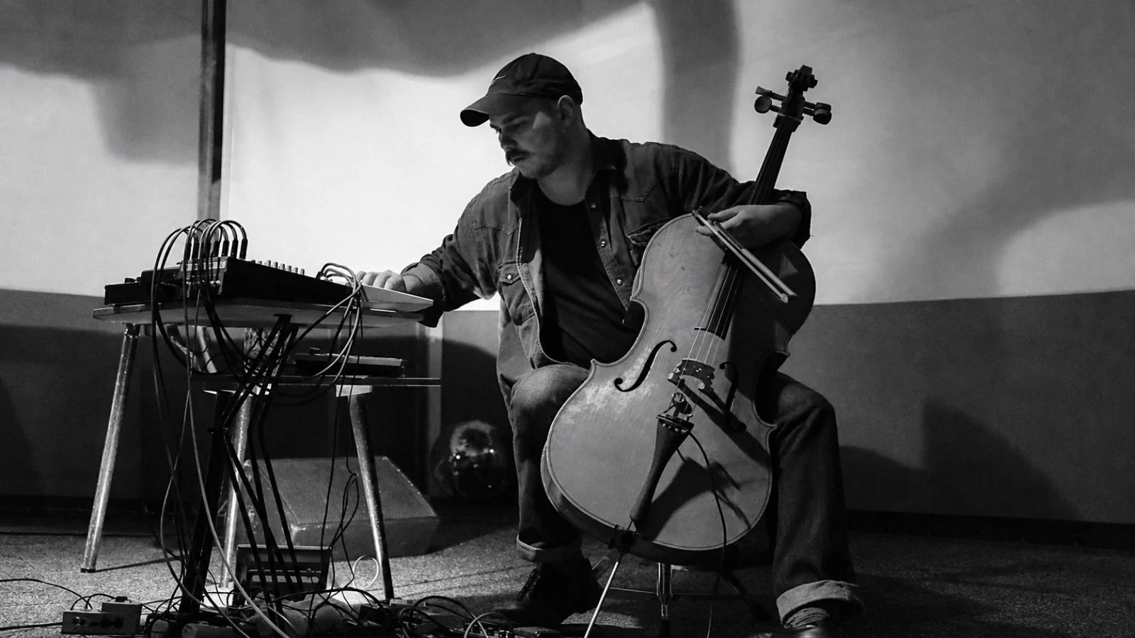 Patris playing cello and electronics
