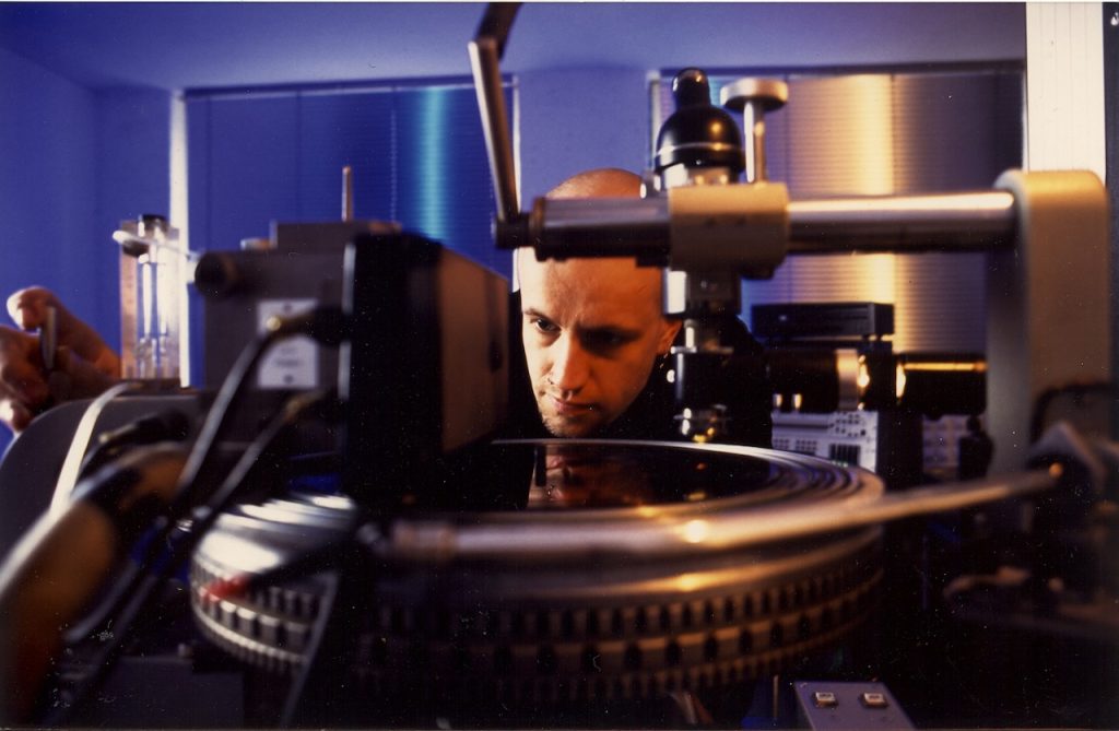 Robert Henke working at a Neumann VMS70 record-cutting lathe at Dubplates & Mastering in 1999