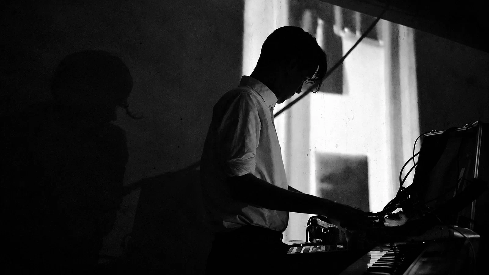 Loke Rahbek performing as Croatian Amor at a keyboard