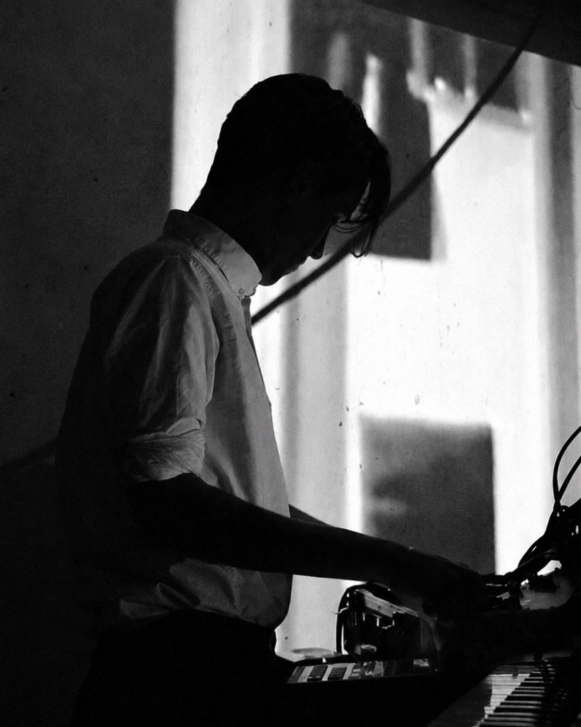 Loke Rahbek performing as Croatian Amor at a keyboard