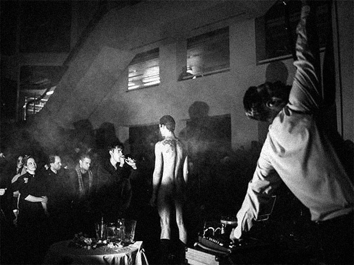 A Damien Dubrovnik live performance in front of an audience