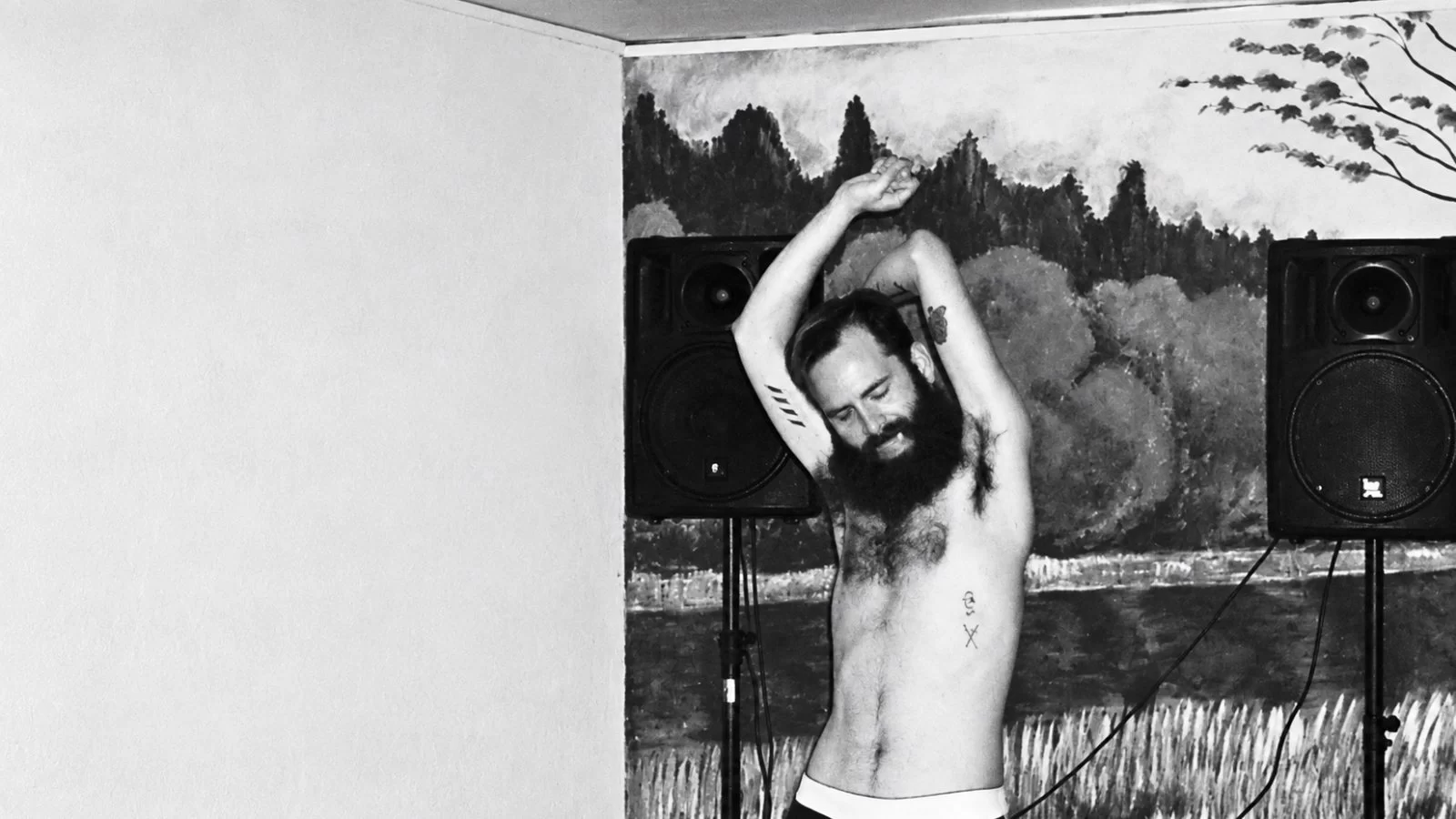 Peder Mannerfelt in the original wide composition with both arms raised