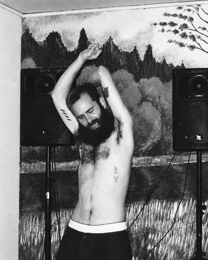 Peder Mannerfelt with both arms raised above his head