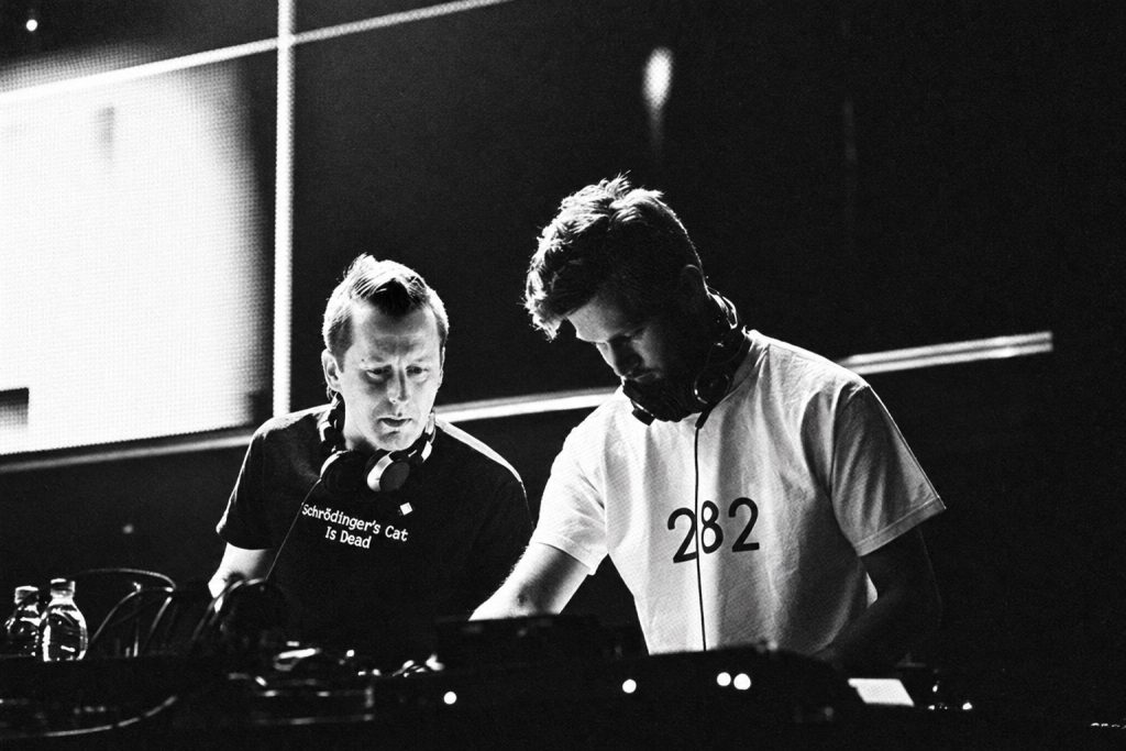 Both members of Sal Solaris performing