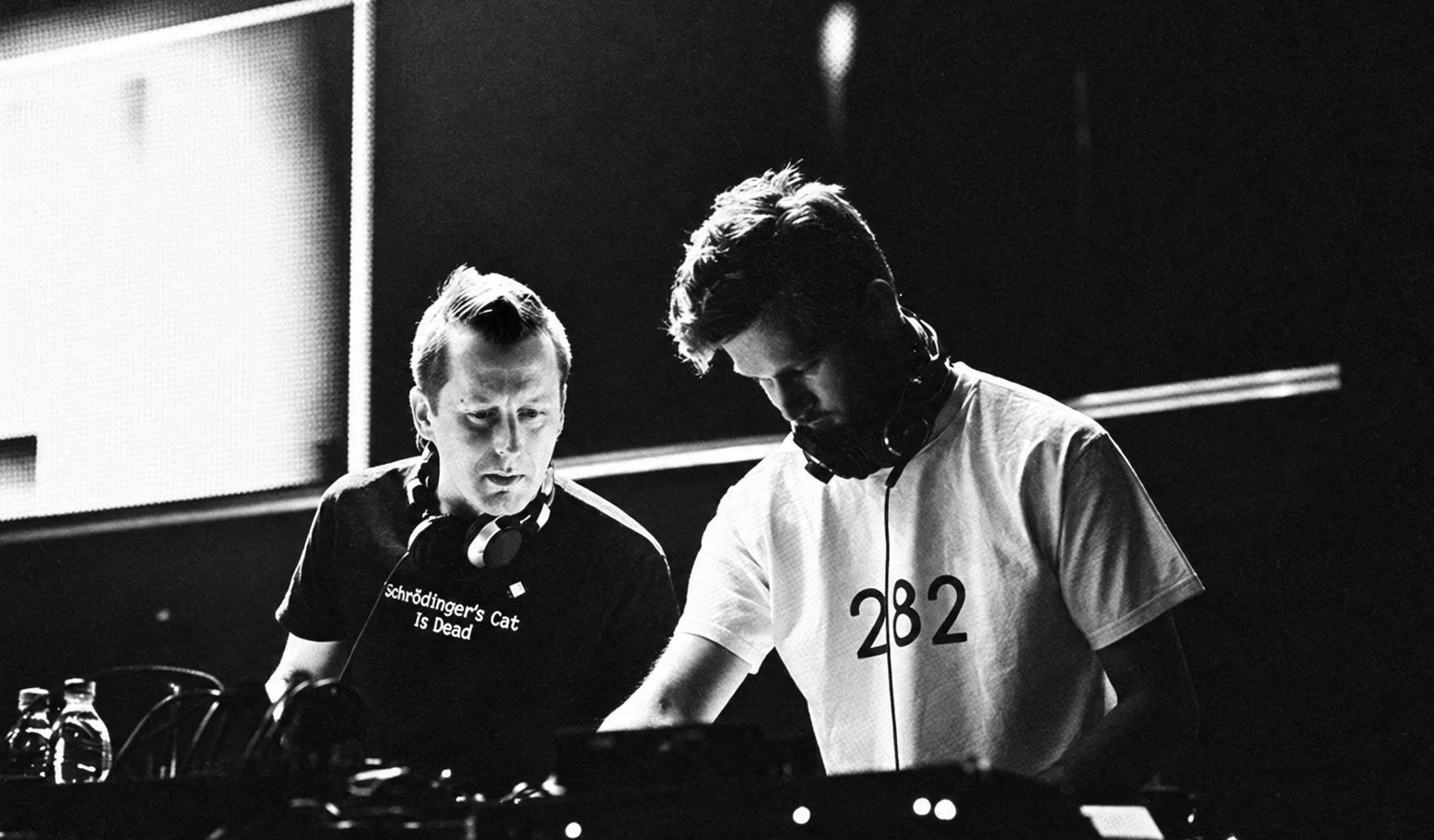 Both members of Sal Solaris performing