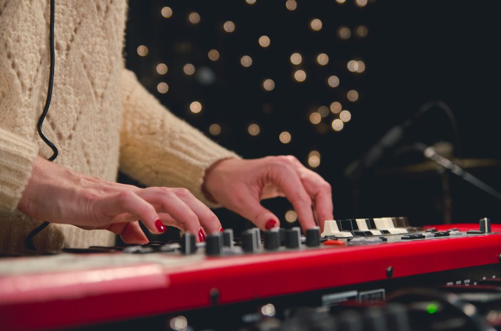 Julianna Barwick’s hands playing a keyboard
